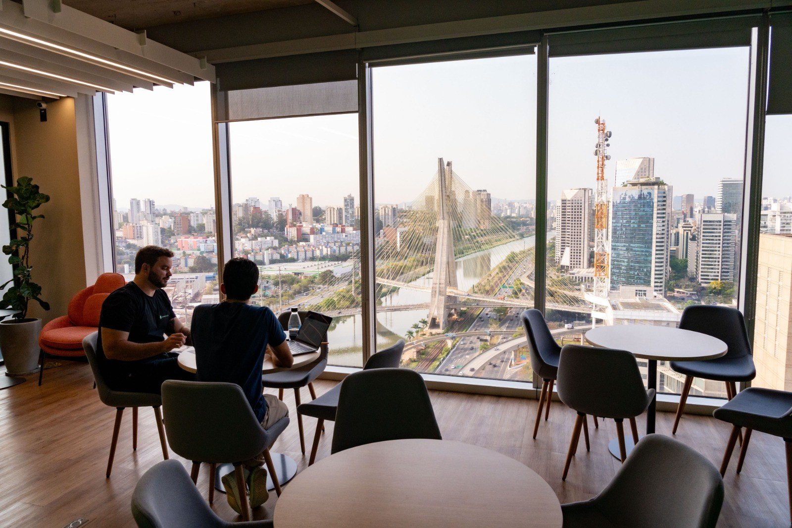Retorno ao trabalho presencial avança no brasil mas enfrenta