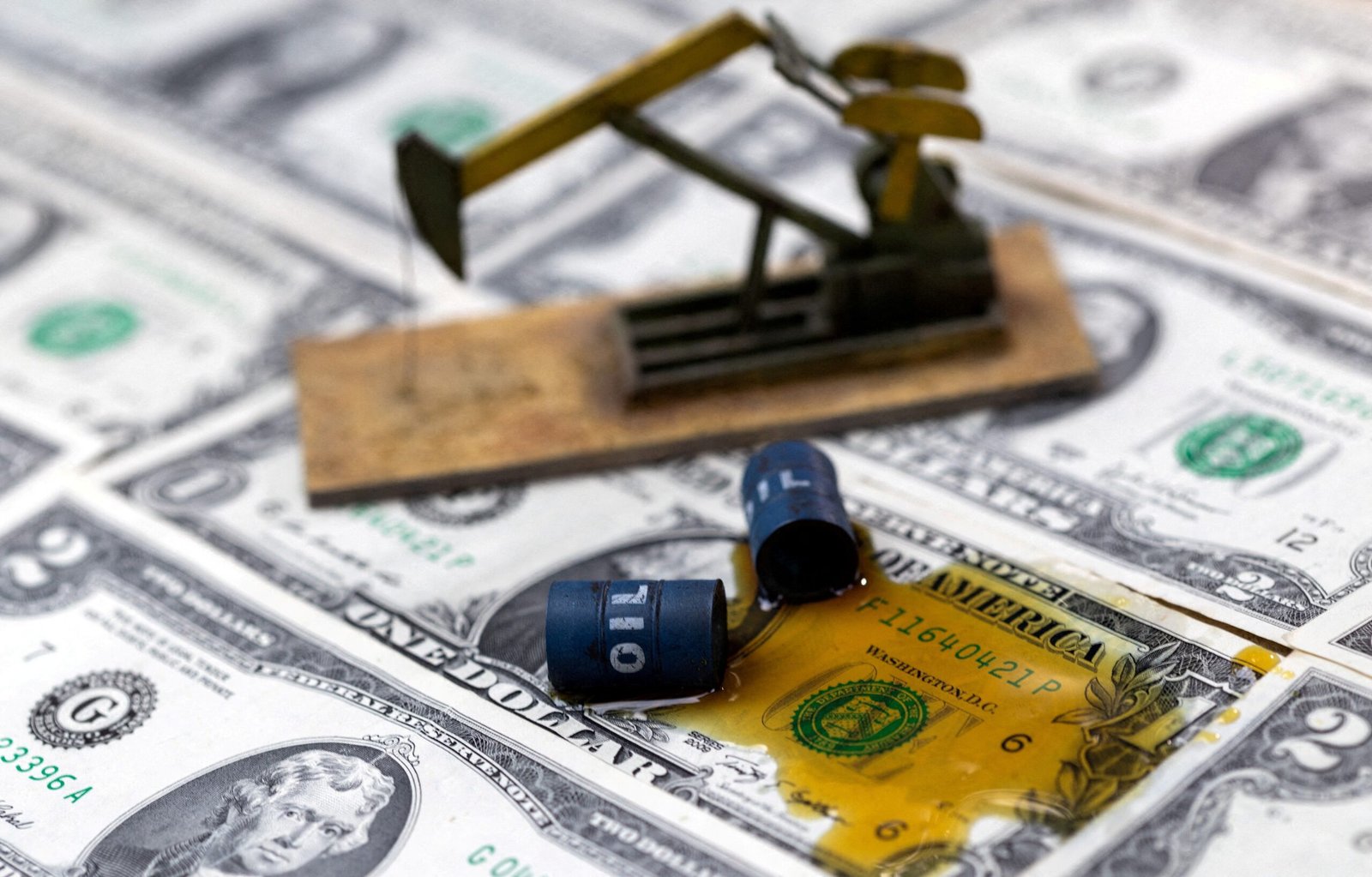 O dólar abriu a sessão desta segunda-feira (29)