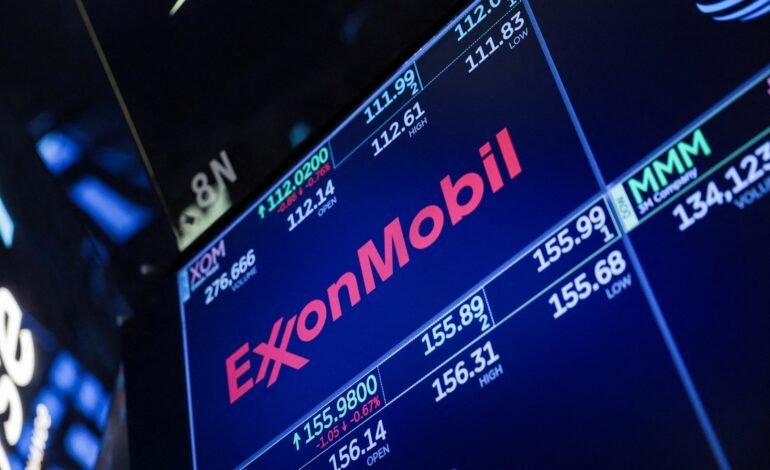 O logotipo da Exxon Mobil Corporation é exibido em uma