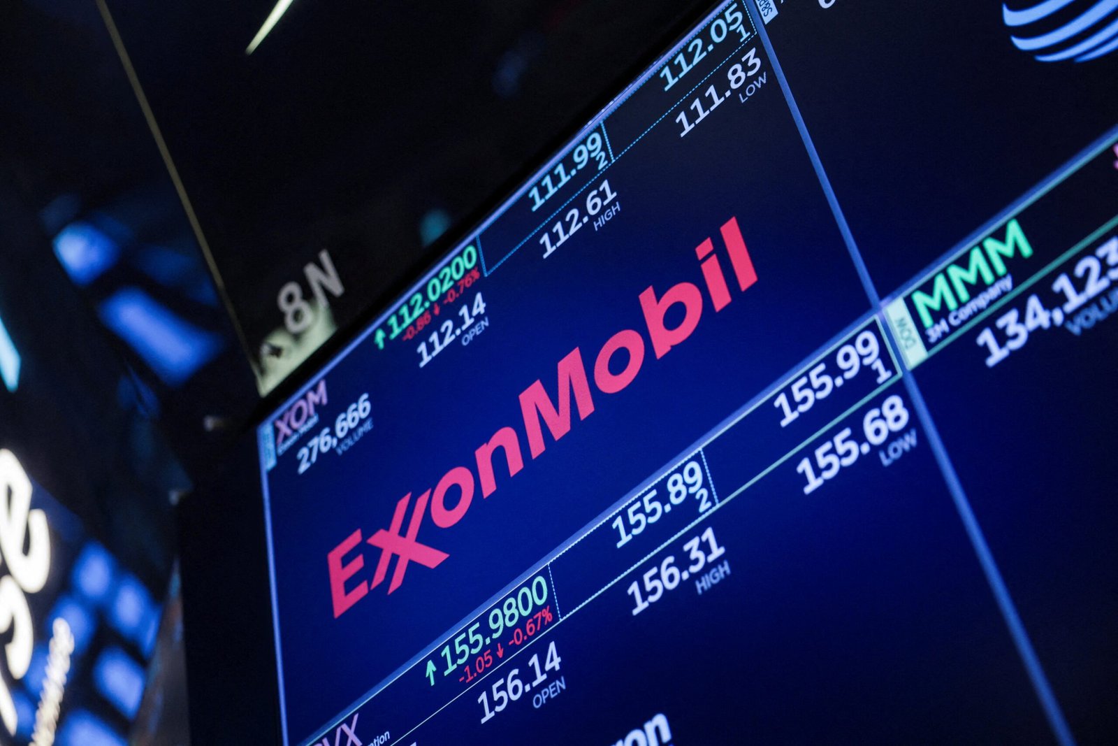 O logotipo da Exxon Mobil Corporation é exibido em uma