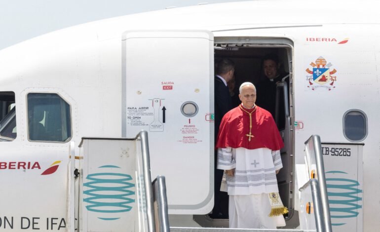 O papa Leão XIV chegou ao Aeroporto de Barcelona nesta