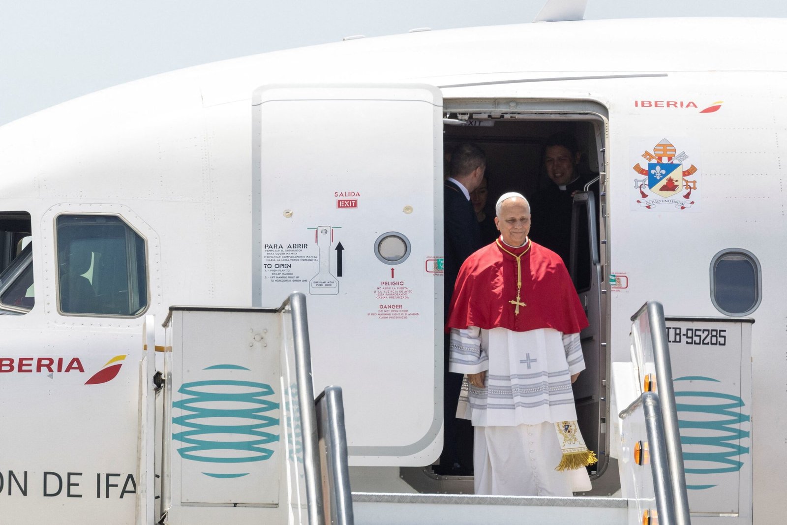 O papa Leão XIV chegou ao Aeroporto de Barcelona nesta