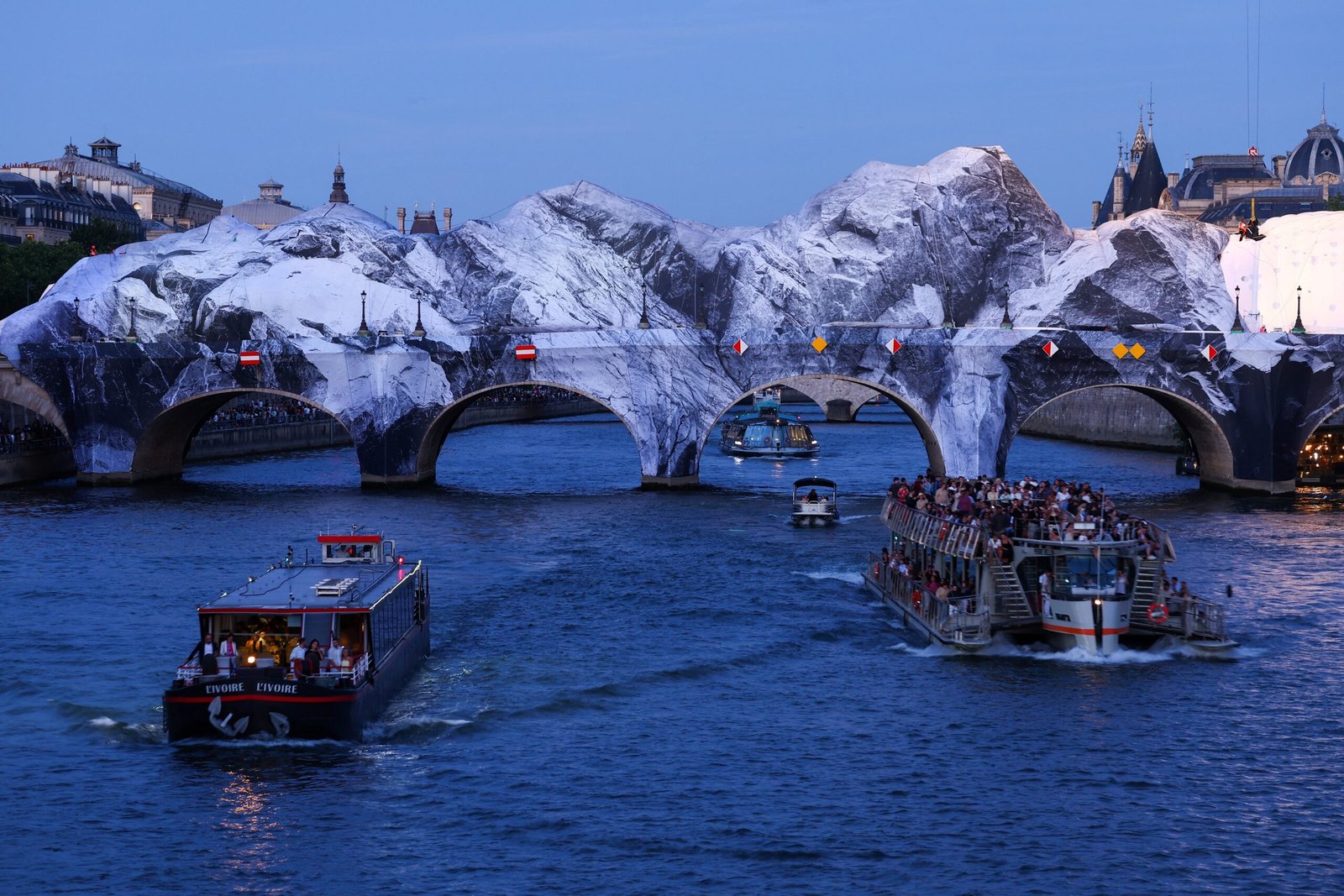 A instalação artística “La Caverne du Pont Neuf”