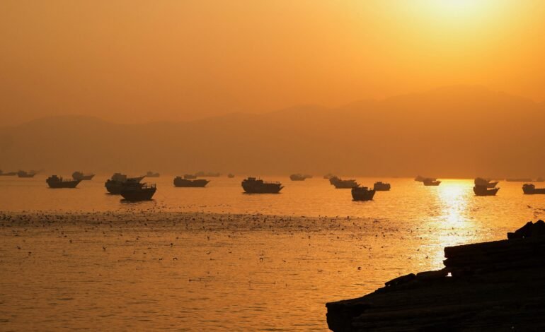 Navios são vistos no Estreito de Ormuz, em Musandam, em