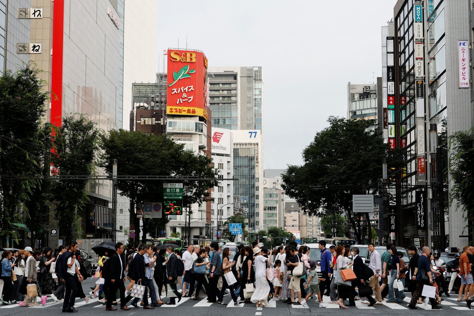 Japão enfrenta crescimento econômico modesto e desafios demo