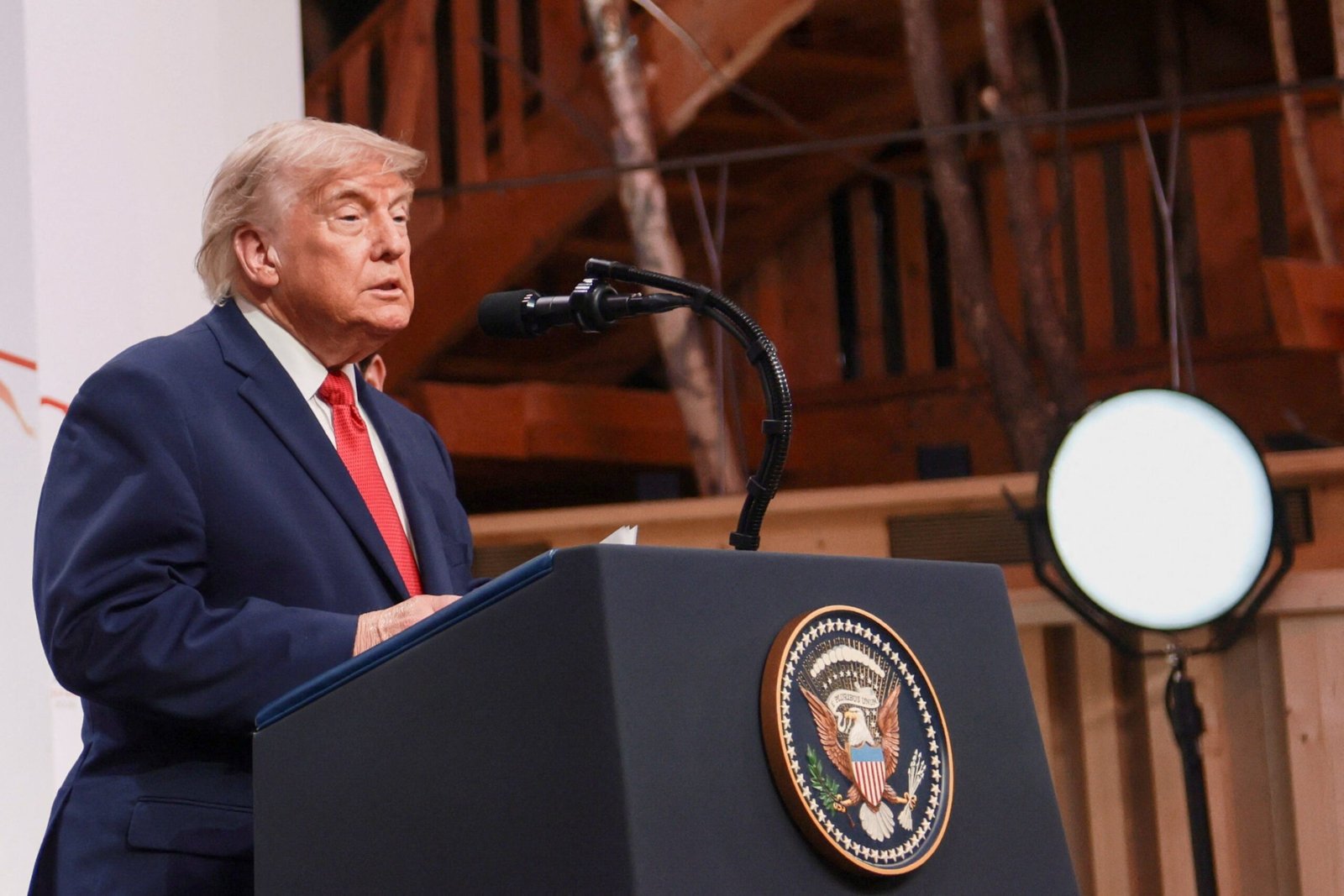Donald Trump dá entrevista à imprensa durante a cúpula do