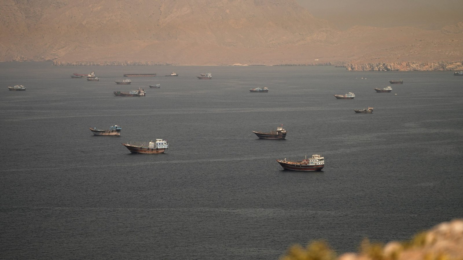 Pelo menos 35 navios carregados atravessaram o Estreito
