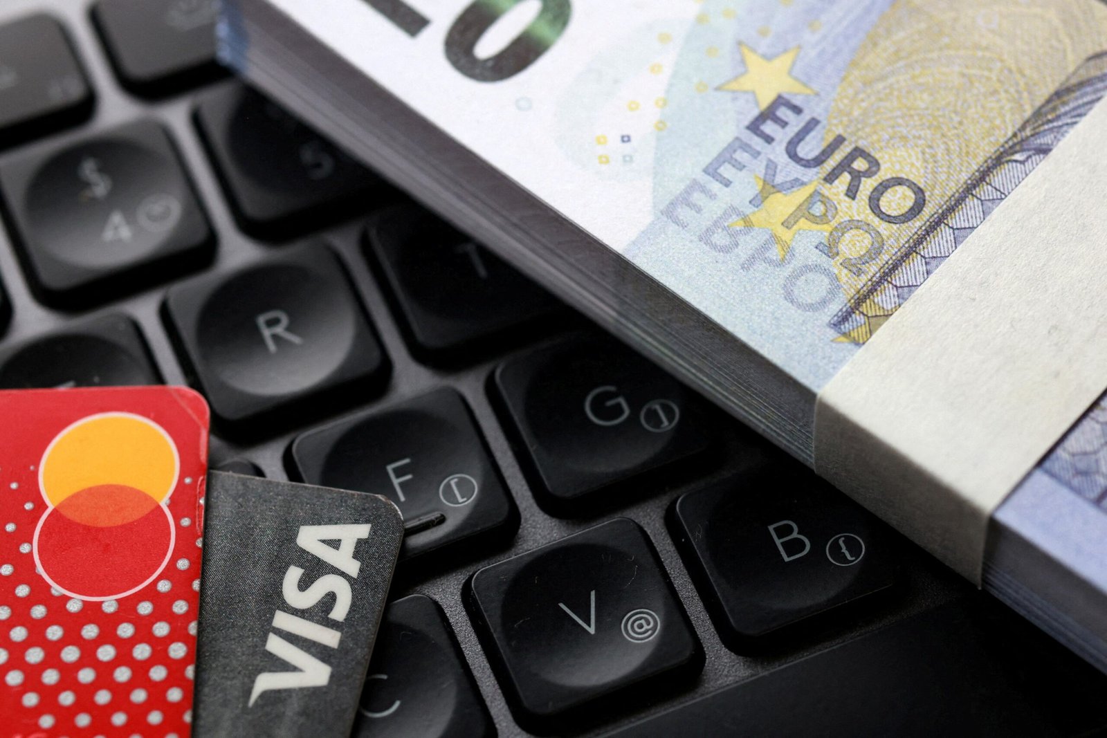 Ilustração mostra notas de euro e cartões Visa