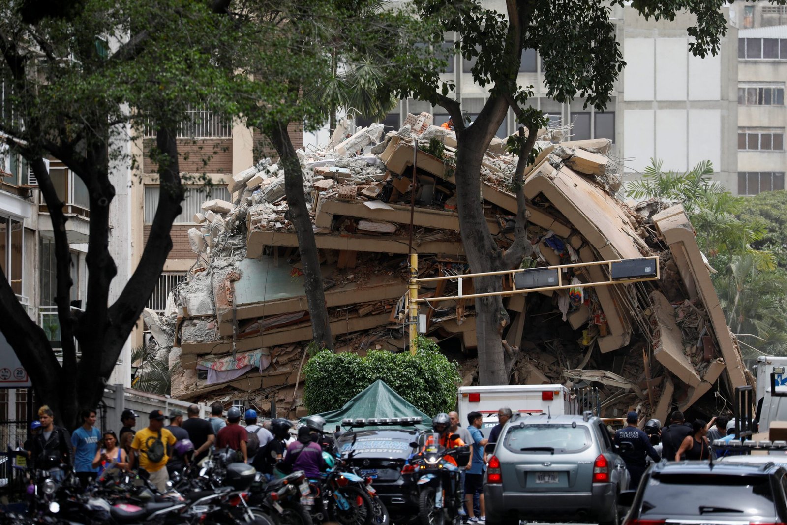 Dois terremotos de magnitude 7,2 e 7,5 atingiram