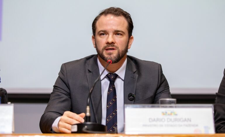 O ministro da Fazenda, Dario Durigan, discutiu nesta