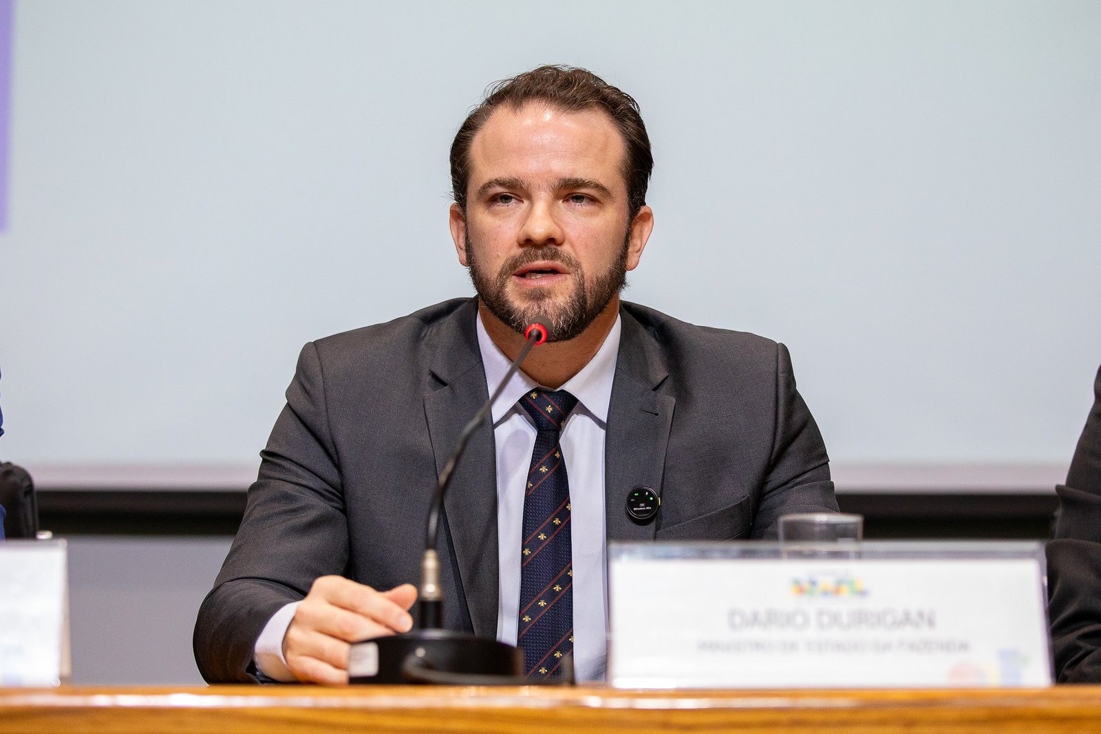 O ministro da Fazenda, Dario Durigan, discutiu nesta