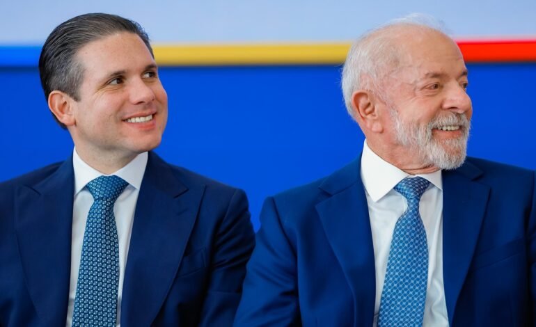 O presidente Luiz Inácio Lula da Silva entregou