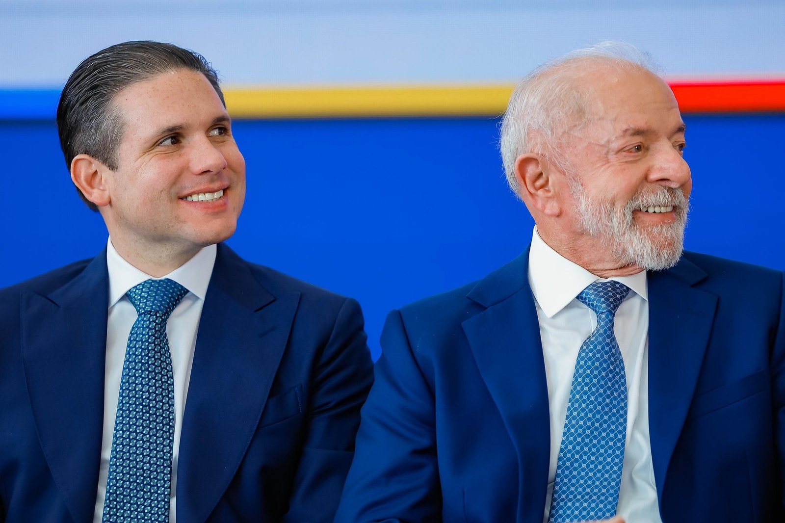 O presidente Luiz Inácio Lula da Silva entregou