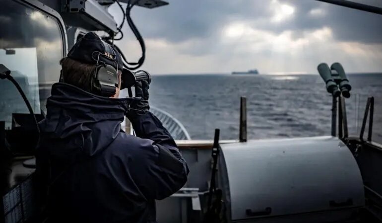 O navio de patrulha HSwMS Carlskrona acompanha um