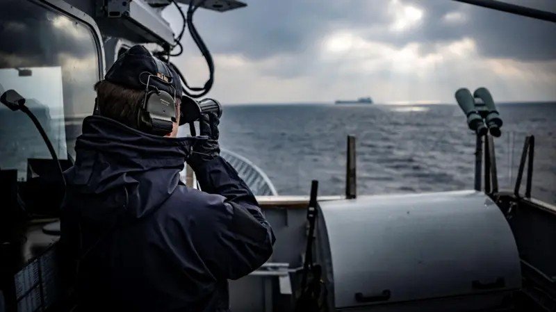 O navio de patrulha HSwMS Carlskrona acompanha um