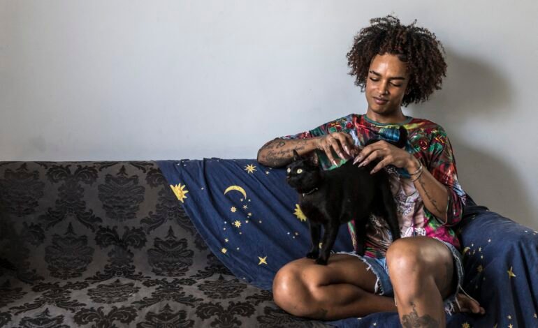 Leonardo Oliveira, maquiador profissional de 29 anos, vive