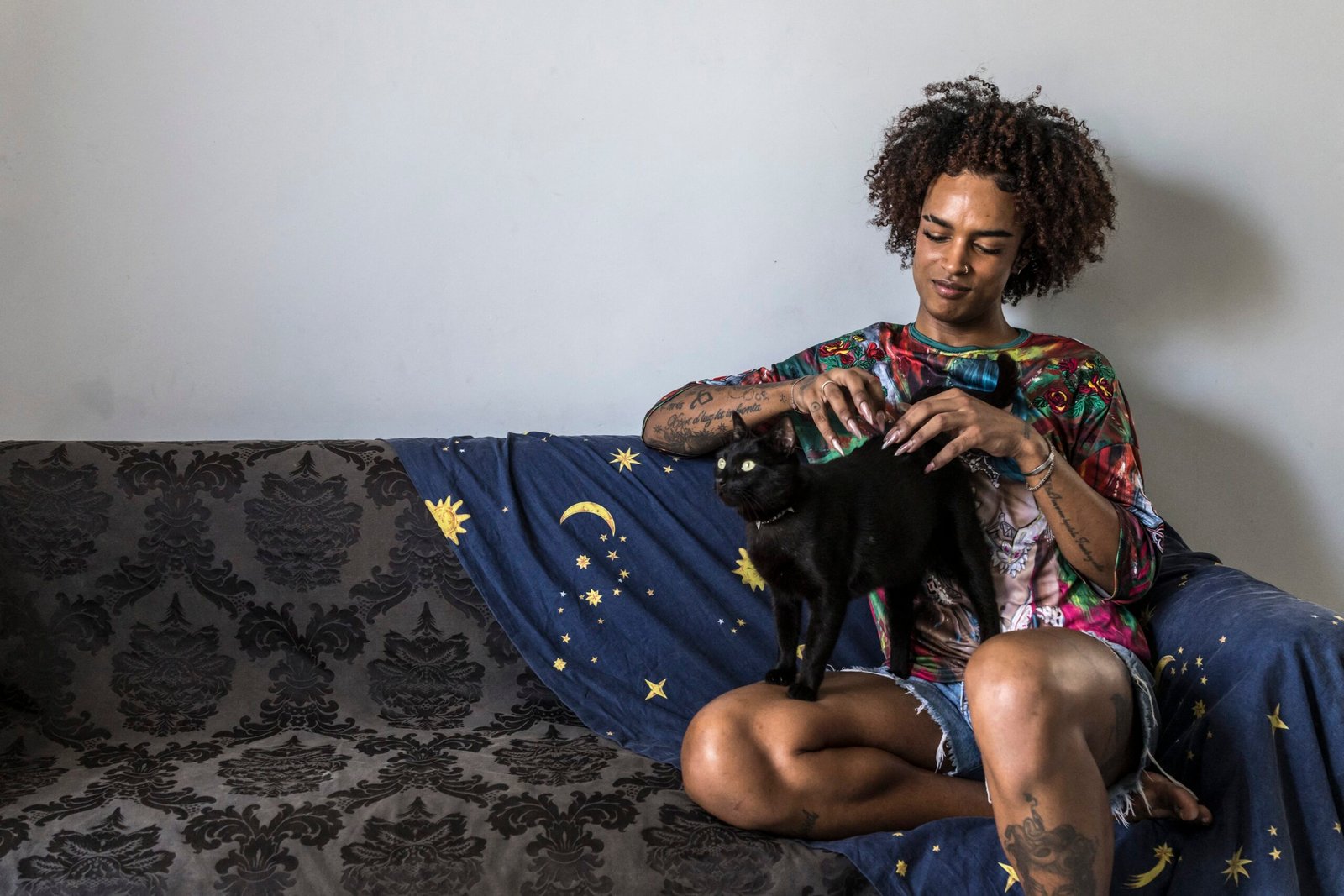 Leonardo Oliveira, maquiador profissional de 29 anos, vive