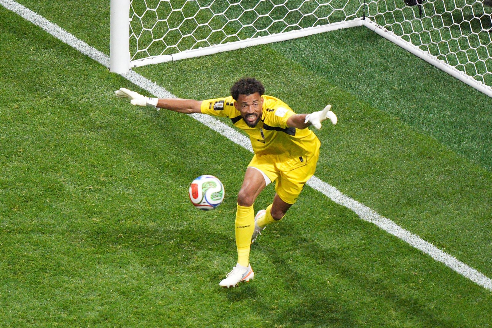 Goleiro vozinha de cabo verde impede gols e ganha destaque n