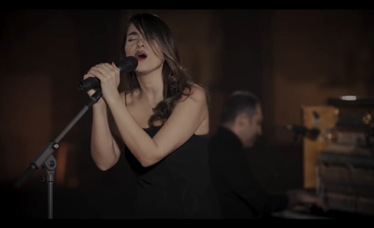 A cantora iraniana Parastoo Ahmadi foi condenada a