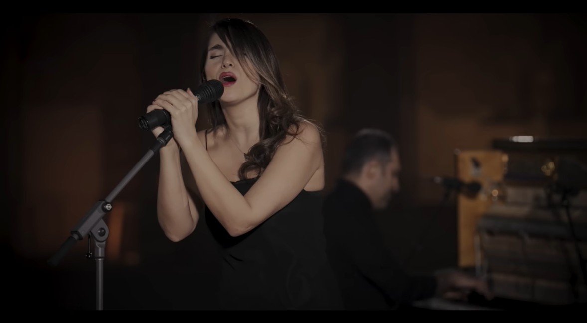 A cantora iraniana Parastoo Ahmadi foi condenada a
