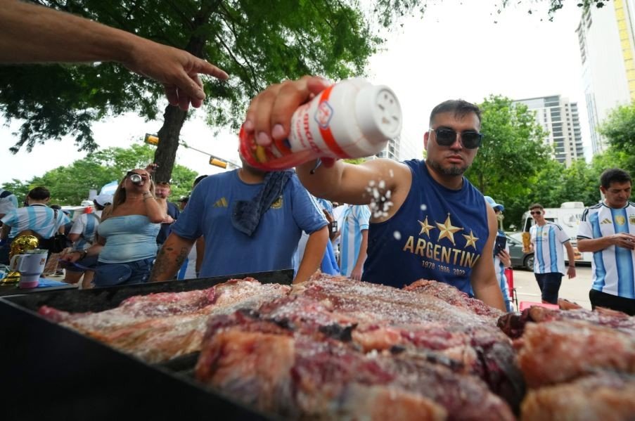 Milhares de torcedores argentinos que vieram ao Texas