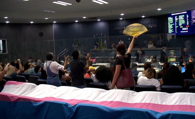 Manifestantes trans protestaram em Teresina contra projeto d
