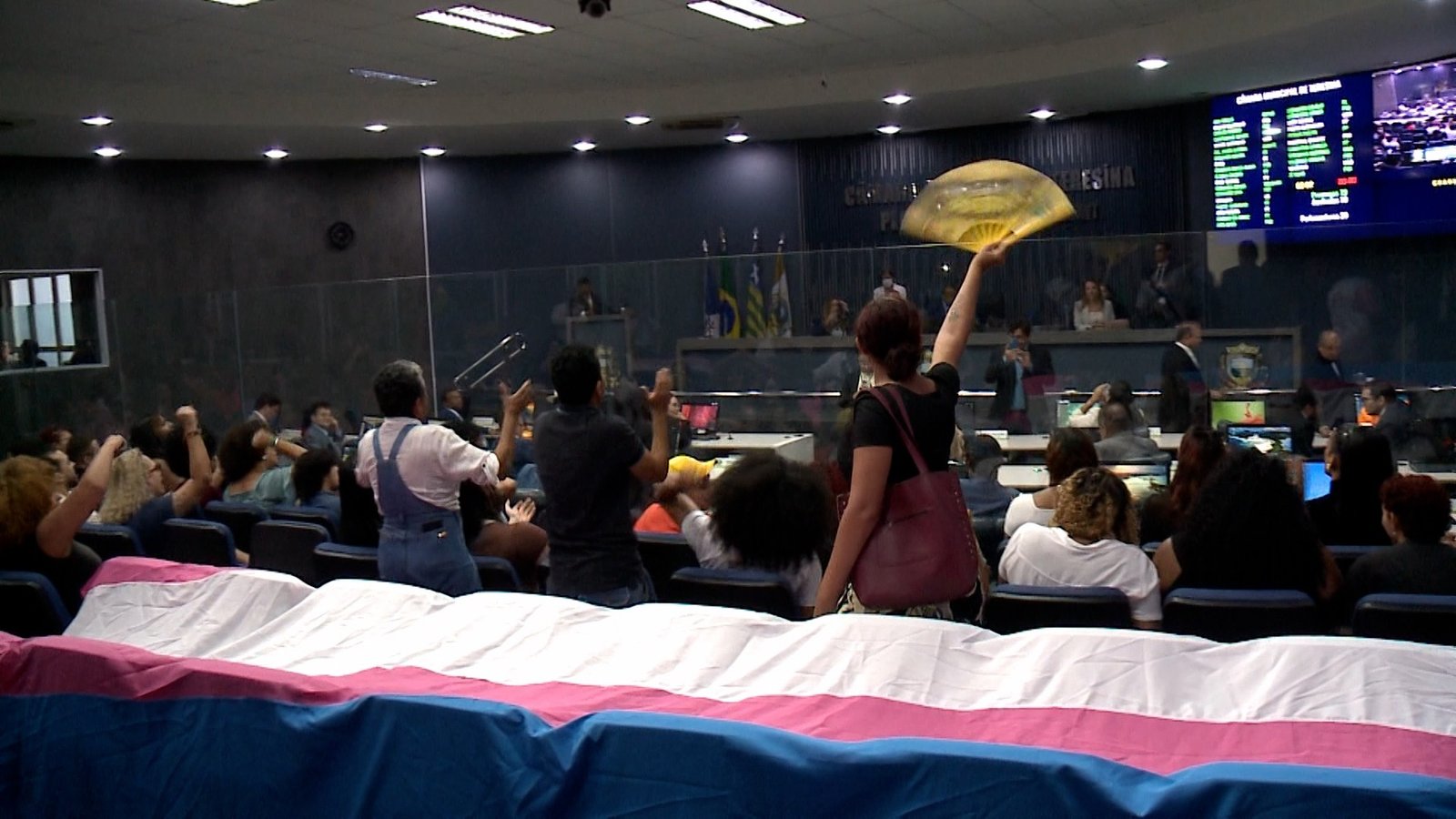 Manifestantes trans protestaram em Teresina contra projeto d