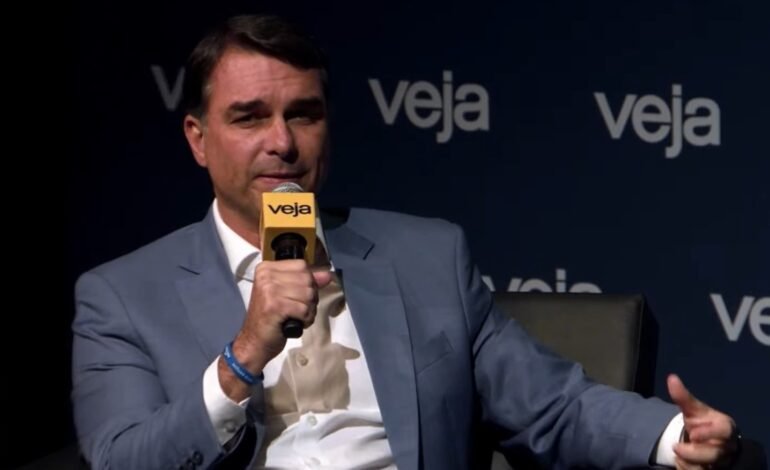 Flávio bolsonaro confirma daniella marques para desenvolver