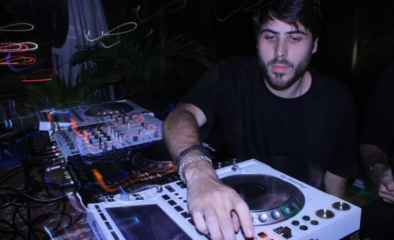O DJ e produtor brasileiro Lucas Frota está