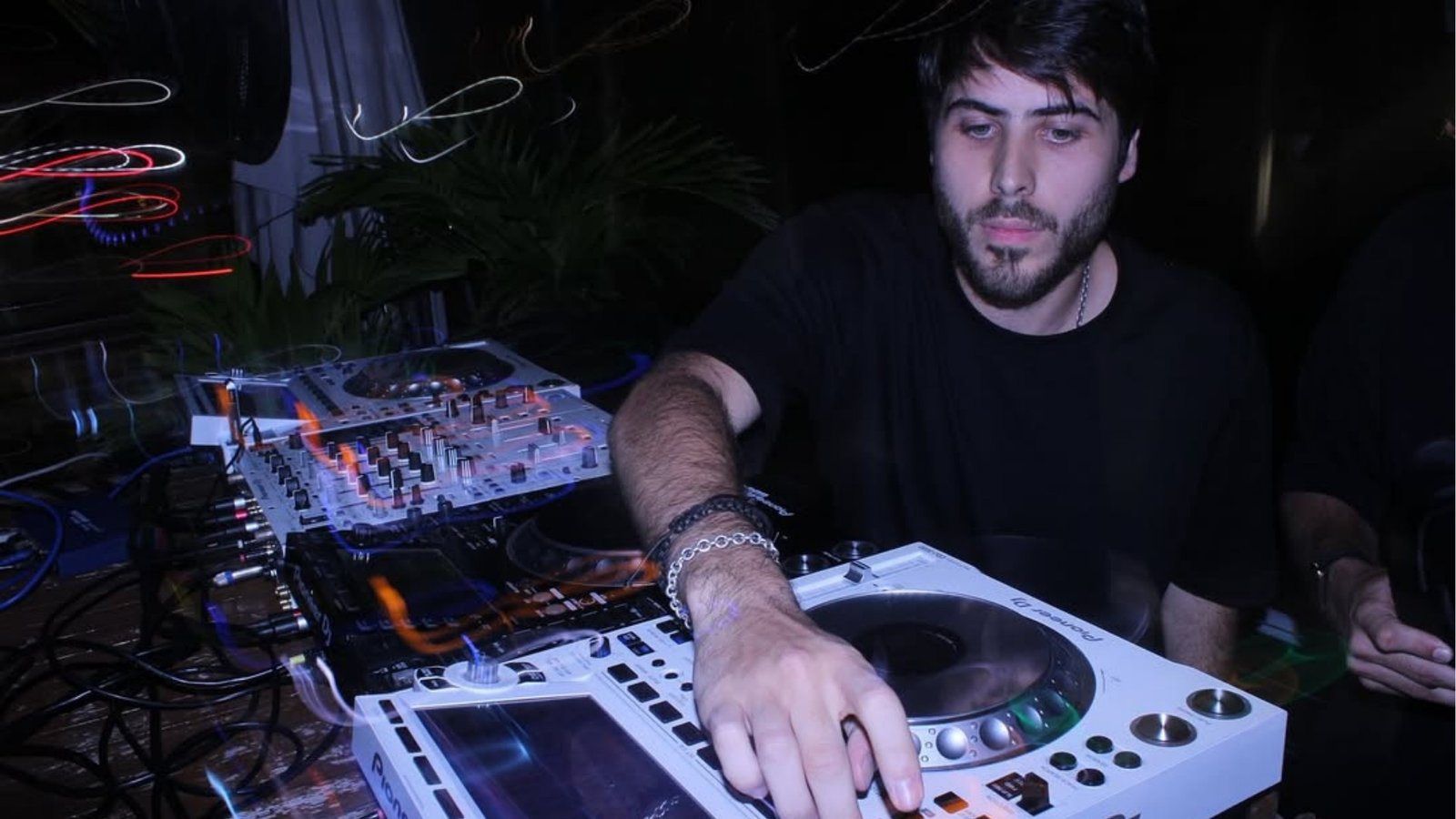 O DJ e produtor brasileiro Lucas Frota está