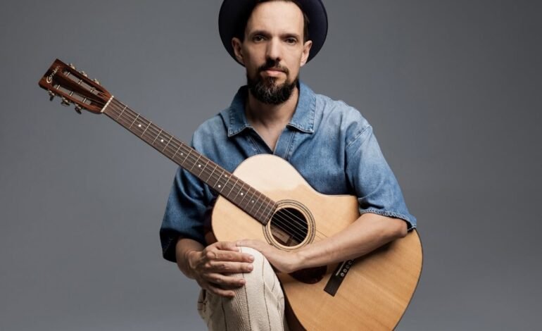 O cantor e compositor Gustavo Spínola lança em