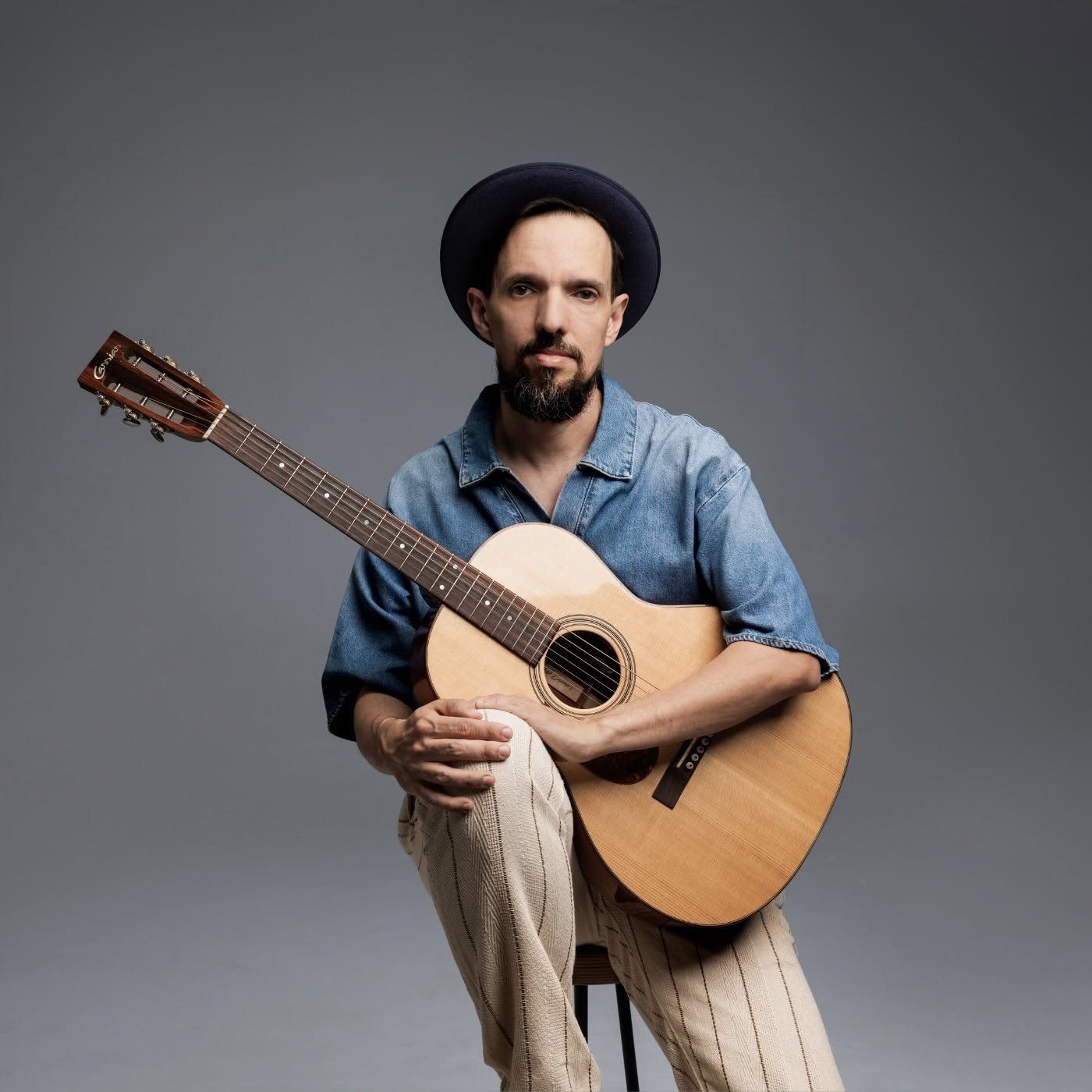 O cantor e compositor Gustavo Spínola lança em