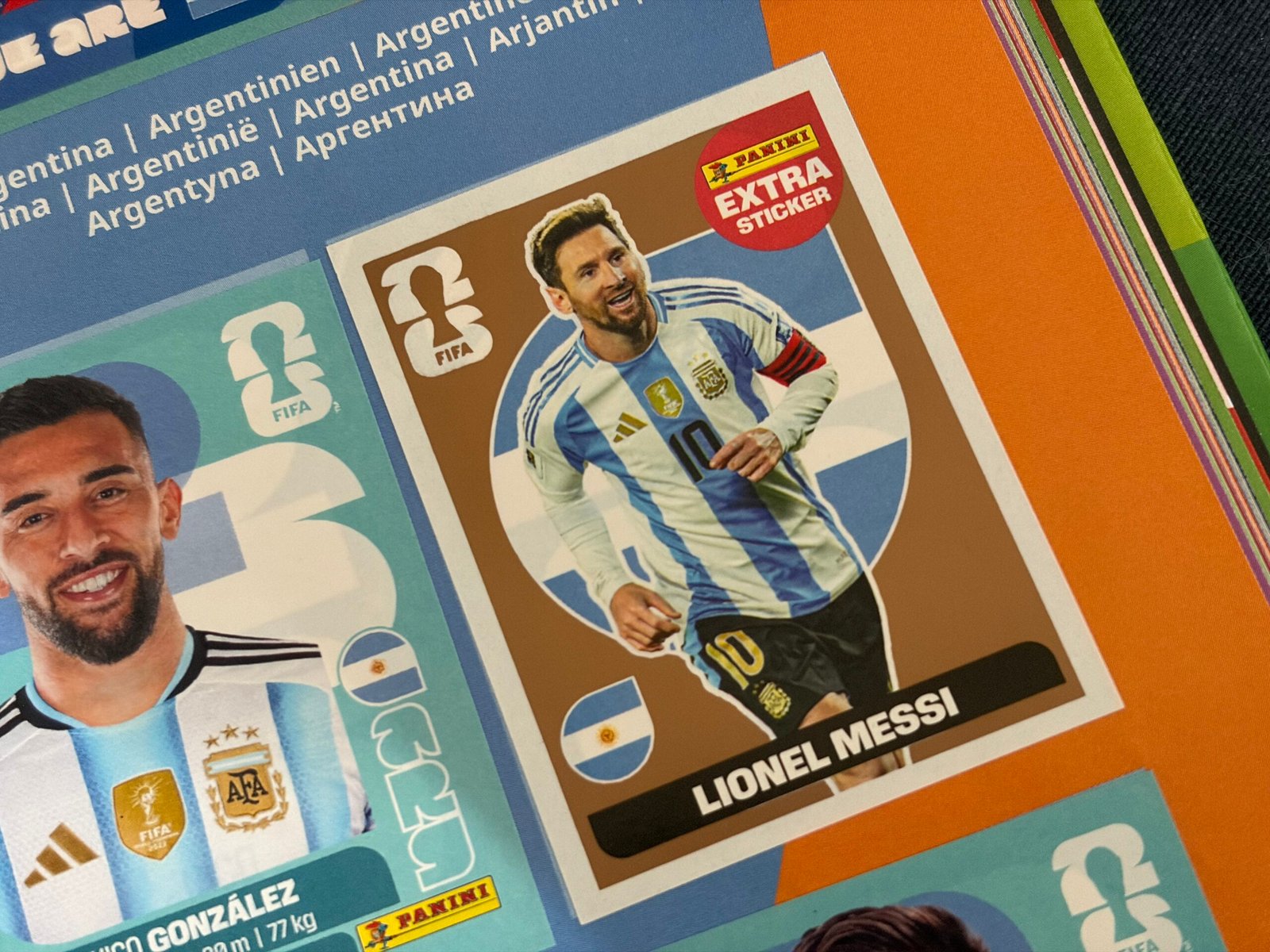Figurinha especial do jogador argentino Lionel Messi colada