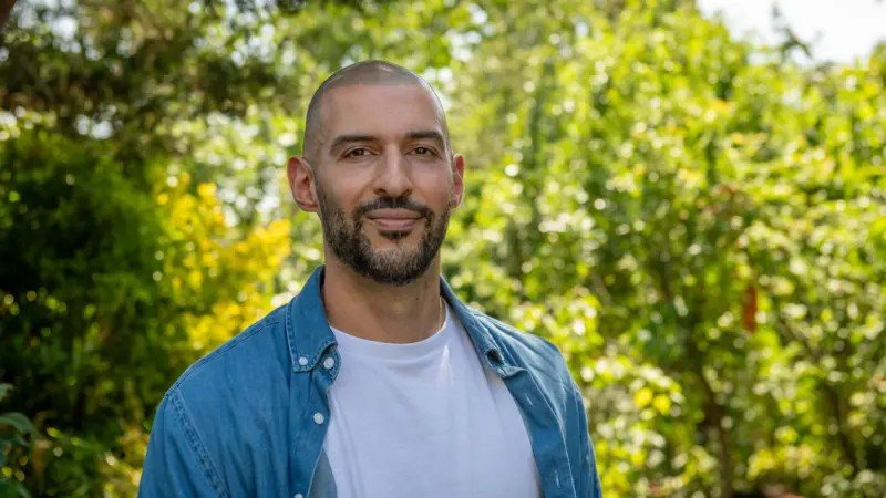 Marios, personal trainer em Londres, passava até 14