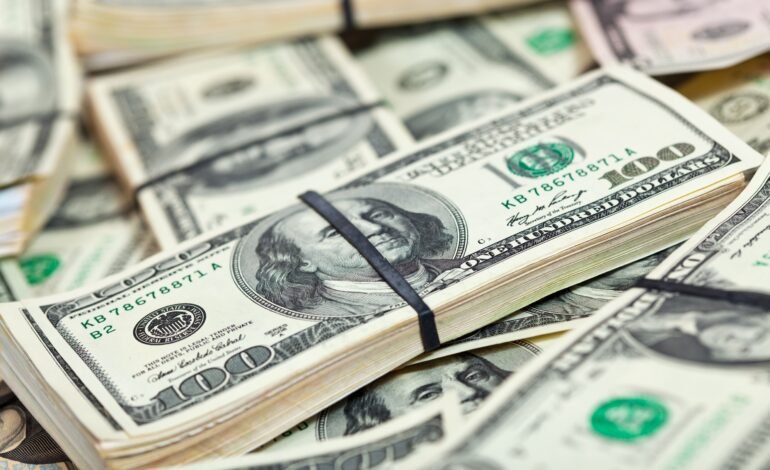 Entenda o que faz o preço do dólar