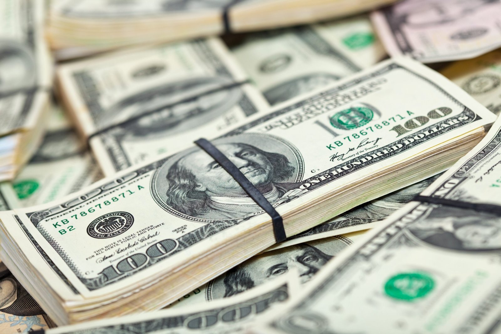 Entenda o que faz o preço do dólar