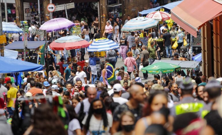 Seis dos dez setores que mais empregam no Brasil pagam