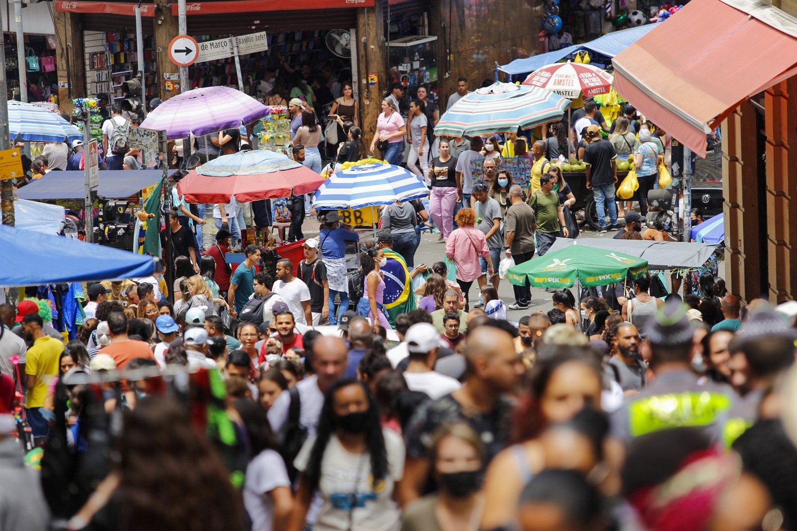 Seis dos dez setores que mais empregam no Brasil pagam