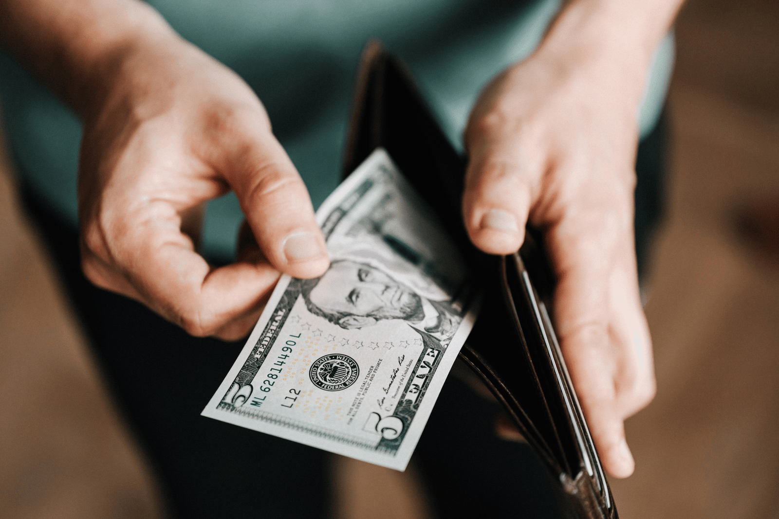 O dólar opera em alta na manhã desta terça-feira (30)