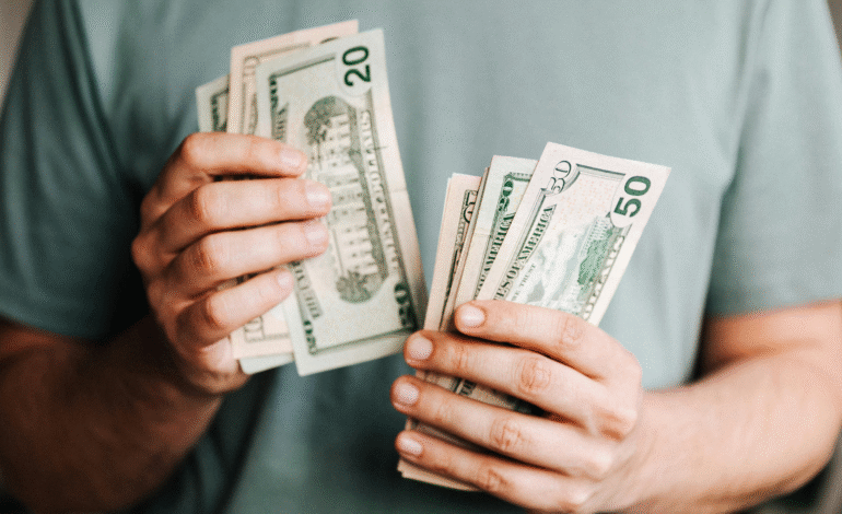 O dólar abriu a sessão desta segunda-feira (22)