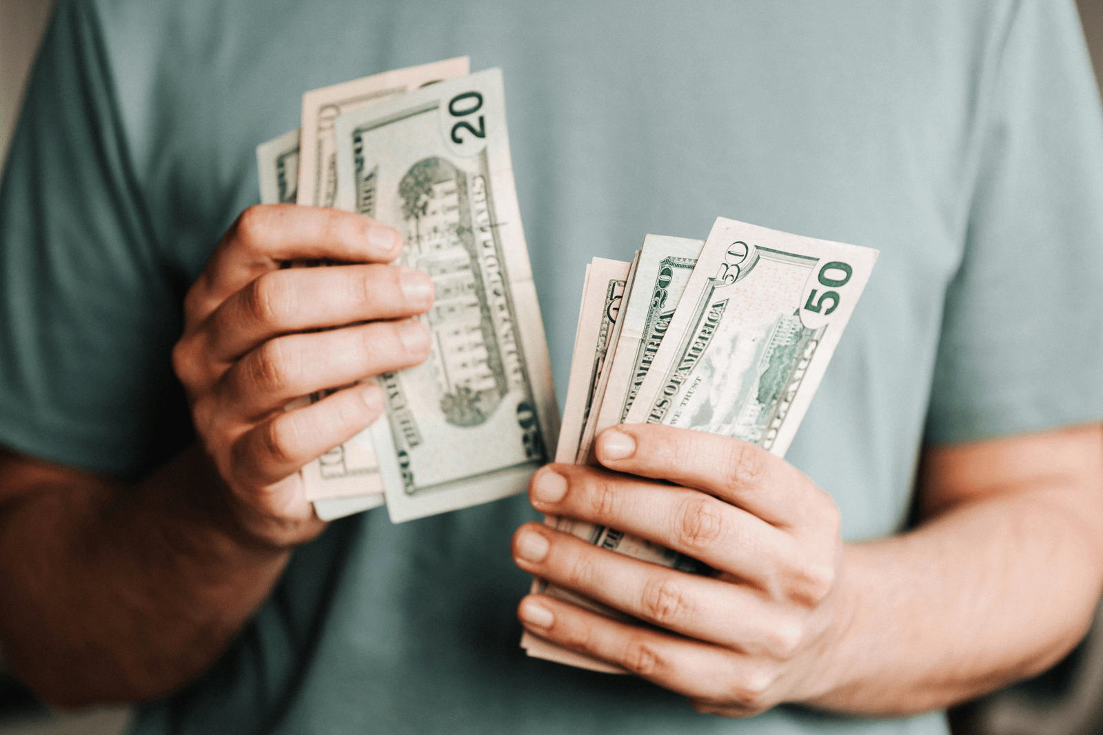 O dólar abriu a sessão desta terça-feira (16) em queda