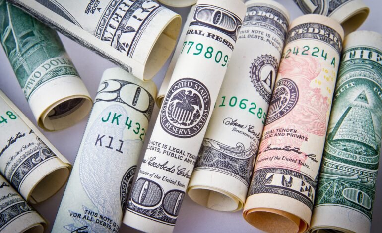 O dólar abriu a sessão desta sexta-feira (26) em queda