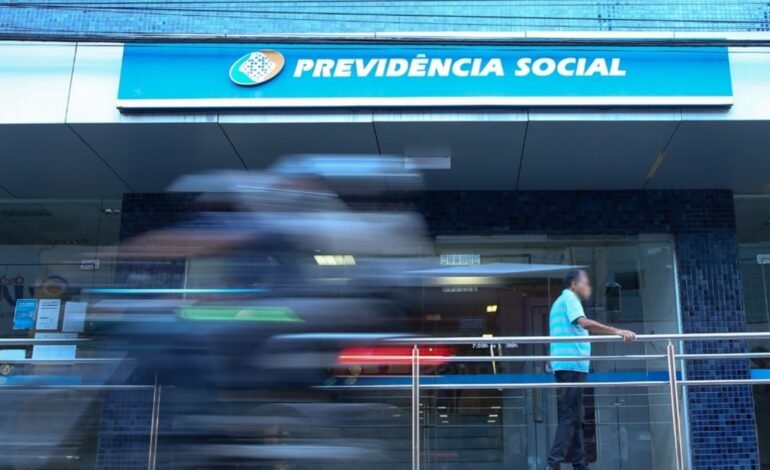 A fila de espera por benefícios do Instituto