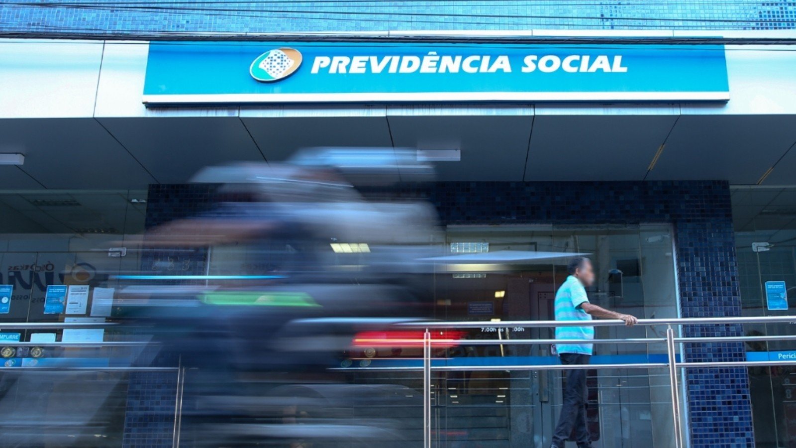 A fila de espera por benefícios do Instituto